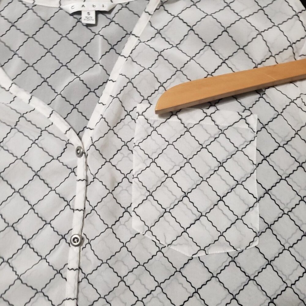 CAbi Blouse Women’s Size Small Shear Geometric Print Top Citycore Light Academia - Picture 3 of 16